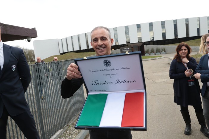 Meloni in visita ad Argotec regala il Tricolore: &quot;Ha voluto capire nostra capacità sui microsatelliti&quot; [VIDEO]