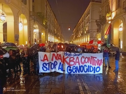 Fiaccolata Pro Palestina: studenti e cittadini ricordano la Nakba. Imbrattata la sede del Rettorato