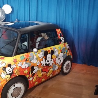 Fiat e Disney insieme per Topolino: sul tetto del Lingotto 5 interpretazioni da fiaba della nuova utilitaria Stellantis [FOTO]