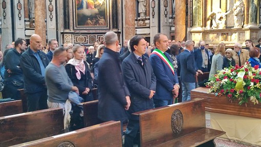 Alle 10 in piazza Castello i funerali di Vattimo: tra i presenti anche Massimo Cacciari