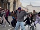 ragazzi che ballano in via Roma