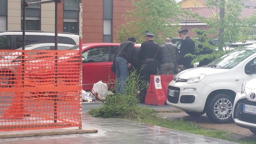 Omicidio-suicidio a Rivoli: un uomo spara all'ex moglie e la uccide. Poi rivolge la pistola contro se stesso: morto in serata (FOTO E VIDEO)