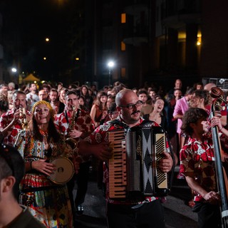 Performance di strada, incursioni di teatro, laboratori e giochi: domenica in Vanchiglia il Festival delle Arti Popolari