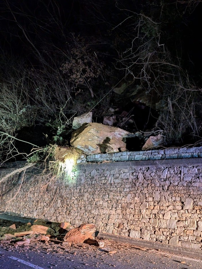 Chiude la strada tra Nomaglio e Borgofranco per una frana: riaprirà non prima di una settimana