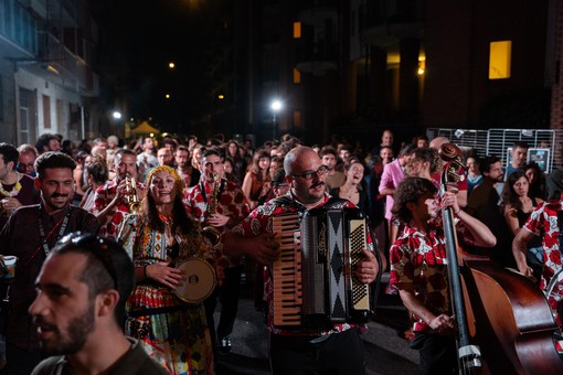 Performance di strada, incursioni di teatro, laboratori e giochi: domenica in Vanchiglia il Festival delle Arti Popolari