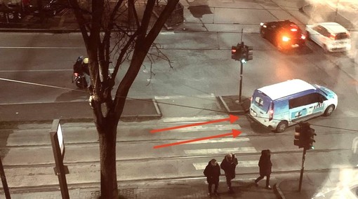 Sulle rotaie come un tram, automobilisti indisciplinati in corso San Maurizio