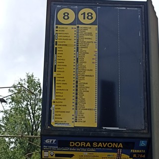 Aurora, sistemato il tabellone del bus 8 verso il centro alla fermata Dora Savona di corso XI Febbraio