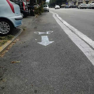 Finta pista ciclabile disegnata per terra