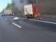 Una immagine del furgoncino avvolto dalle fiamme dopo l'incidente