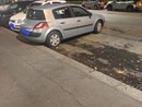 auto con machete parcheggiata