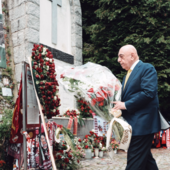 Galliani porta fiori alla lapide del Grande Torino a Superga