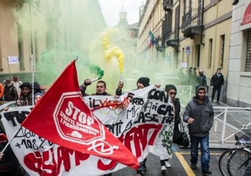 Attivisti e sfrattati contestano il sindaco Fassino