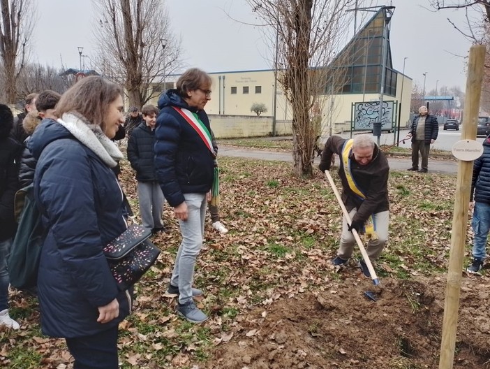 Nichelino onora il Giorno della Memoria con dieci nuovi alberi nel Giardino dei Giusti: uno intitolato a Gino Strada