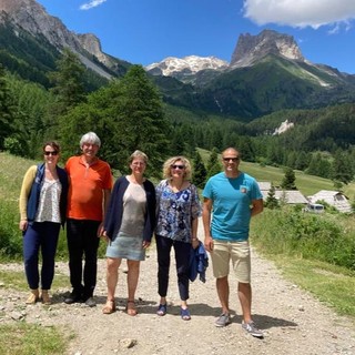 Amministratori insieme su una strada di montagna