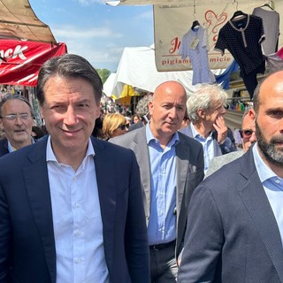 Giuseppe Conte in un incontro con la gente in strada