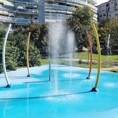 Dopo i vandali, riparati i giochi d'acqua dei giardini Madre Teresa