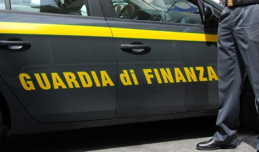Italiani che comprano auto extra-Ue per risparmiare: giro di vite della Guardia di Finanza