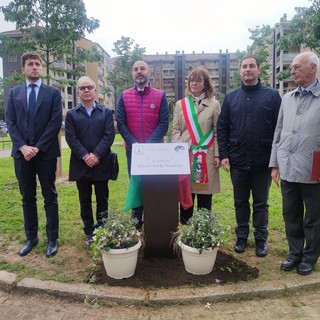 Inaugurazione di una targa in un giardino