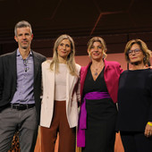 sala gremita con persone sul palco