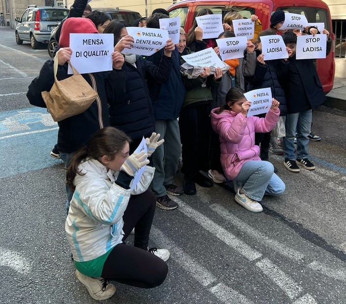 Genitori e bimbi della primaria D'Azeglio mangiano in strada per protesta