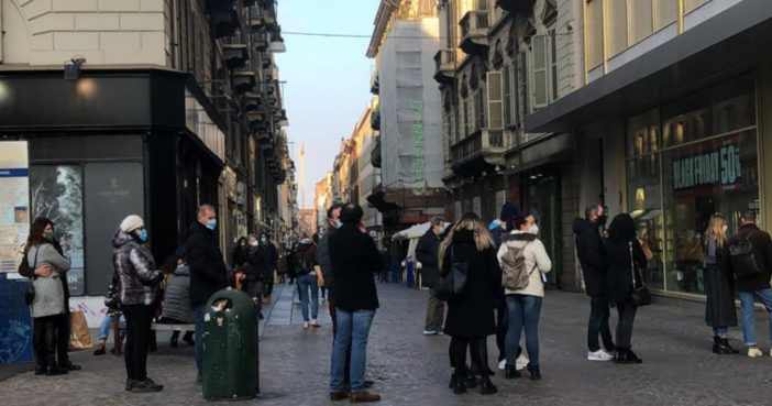 persone in via Lagrange