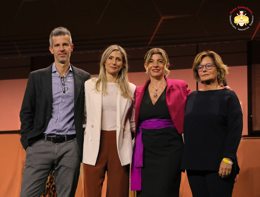 sala gremita con persone sul palco