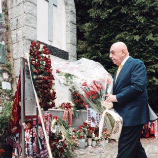 Galliani porta fiori alla lapide del Grande Torino a Superga