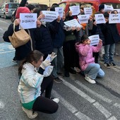 Genitori e bimbi della primaria D'Azeglio mangiano in strada per protesta