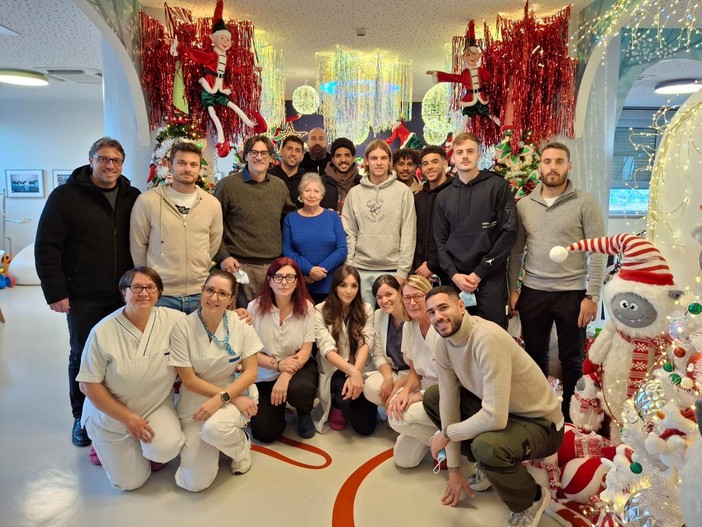 La visita dei calciatori del Toro regalo di Natale per i pazienti del Regina Margherita