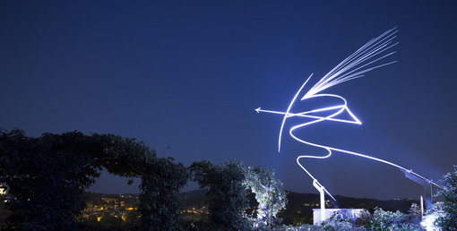 Uno dei Guerrieri di Richi Ferrero sui tetti di Torino illuminato nella notte