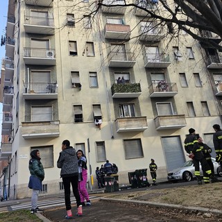 casa incendiata con vigili del fuoco