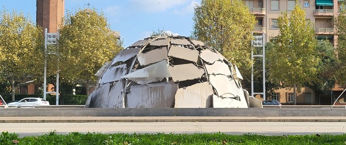 Nel centro di Torino una fontana simboleggia il rapporto tra uomo e natura