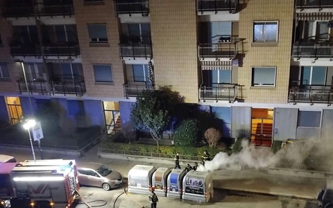 Incendiati per tre volte i cassonetti di via Breglio. Firrao: “Necessario intervenire” [VIDEO]