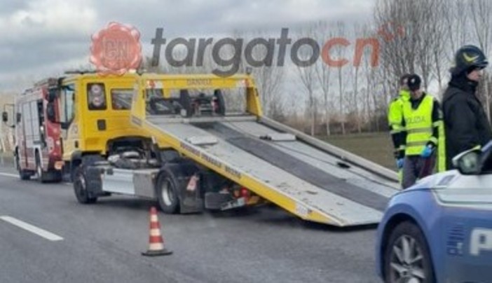 Incidente mortale in autostrada sulla A6 Torino–Savona, dopo Marene. A bordo dell'unica auto coinvolta marito e moglie