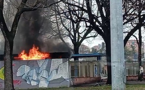 Prende fuoco la piscina Sempione: attimi di panico in Barriera di Milano