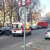 Ciclista investita sulle strisce in piazza Bottesini: zebre &quot;fantasma&quot;