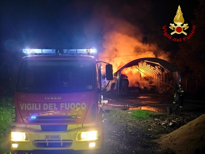 incendio e vigili del fuoco in azione