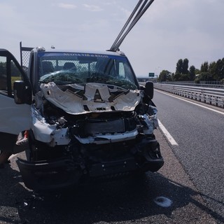 Scontro tra un tir e un autocarro: paura sulla Torino-Aosta, un ferito