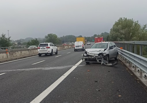 Perde il controllo dell'auto e va a sbattere contro il guard rail: traffico in tilt sulla tangenziale