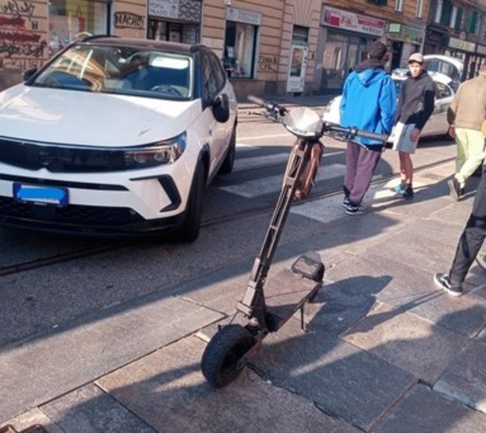 Auto contro monopattino, momenti di paura in corso XI Febbraio: deviata la linea 4