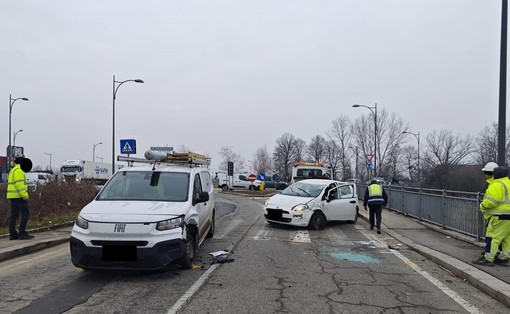 Brutto incidente in via Scarrone: traffico paralizzato a Nichelino