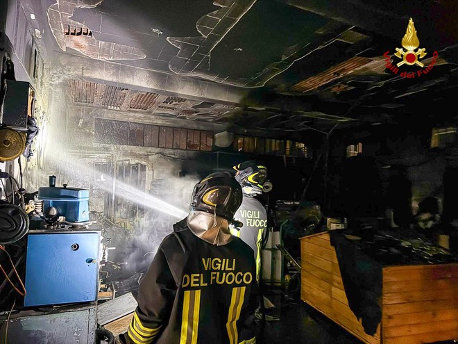 Incendio in un garage di Leinì, rogo spento dai Vigili del fuoco