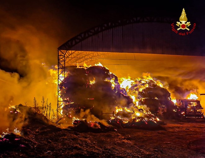 Incendio devasta un fienile ad Alpignano: in corso le operazioni dei Vigili del Fuoco