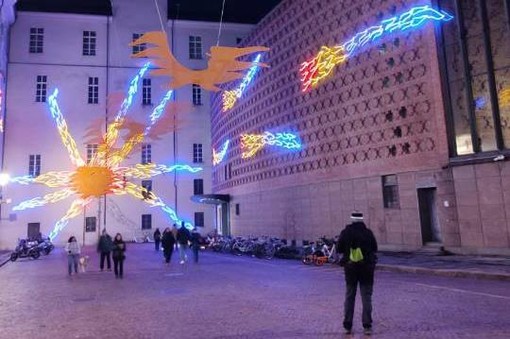 Trekking urbano tra le Luci d'Artista: quattro appuntamenti alla scoperta delle opere e dei quartieri che le ospitano