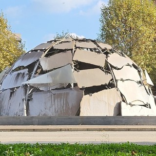 Nel centro di Torino una fontana simboleggia il rapporto tra uomo e natura