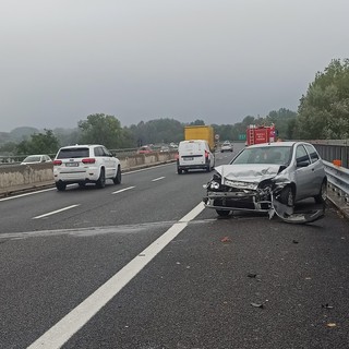 Perde il controllo dell'auto e va a sbattere contro il guard rail: traffico in tilt sulla tangenziale