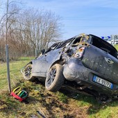 Incidente sulla bretella Ivrea - Santhià: auto scavalca il guard rail e finisce tra i prati