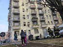 casa incendiata con vigili del fuoco