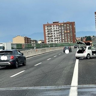 Auto esce di strada e sbatte sul guard-rail sulla sopraelevata di Moncalieri: nessun ferito, disagi al traffico