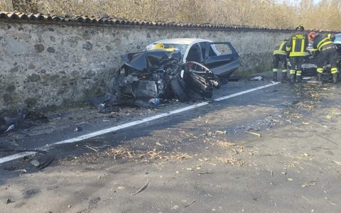 incidente automobilistico auto in fiamme